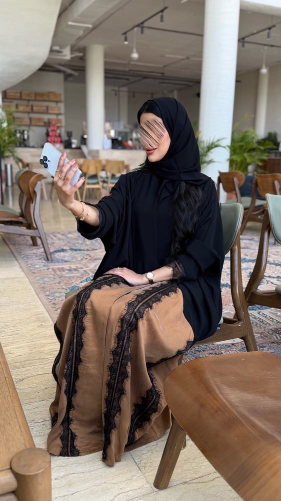 عباية D5044 - قماش كوبرا خفيف مع حرير مغسول نص بشت -  ذهبي مع اسود