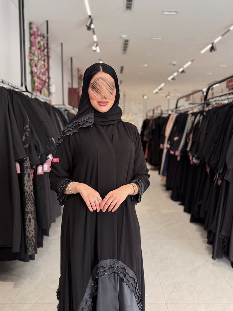 عباية D992 - نص كلوش بقماش كريب ملكي مع تفتة من تحت مزين بلولو - اسود