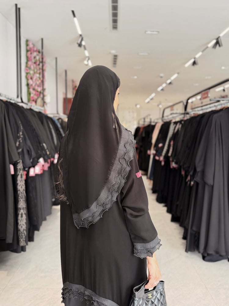 عباية D992 - نص كلوش بقماش كريب ملكي مع تفتة من تحت مزين بلولو - اسود