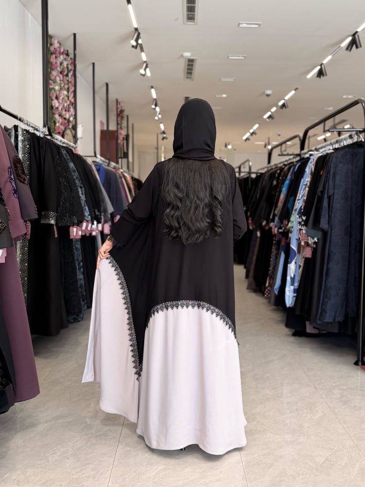 عباية D878 - بقماش رموش كوري بكلفة دانتل نص كلوش - اسود مع بيج