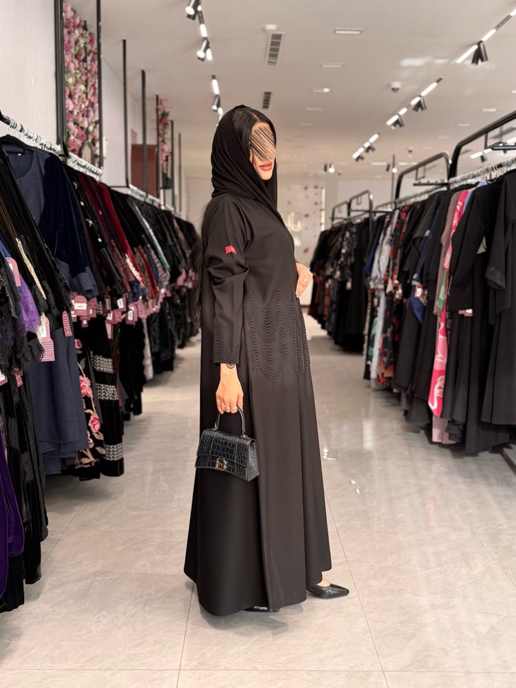 عباية D856 - بقماش بليزر مزينة بكلفة - اسود