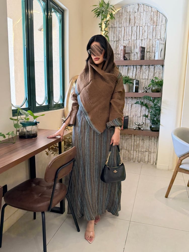 عبايه D5043 - بقماش لنن مكسر قصه ربع كلوش  - رملي