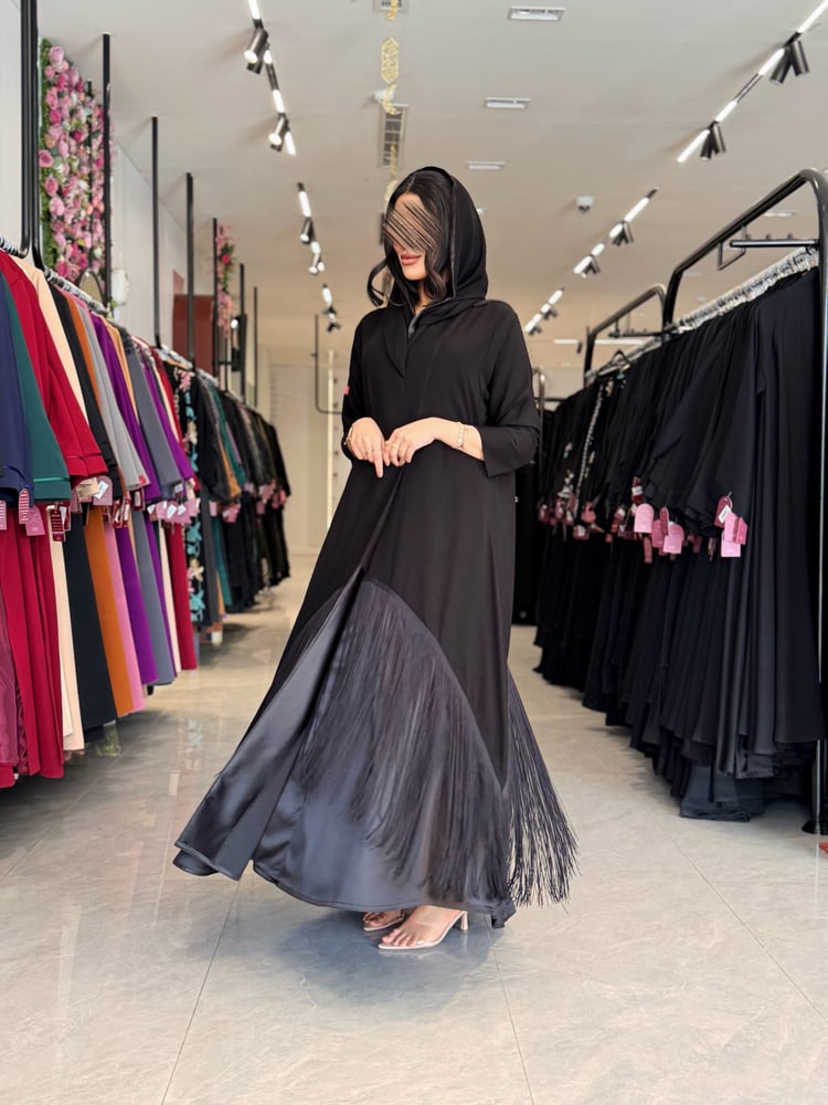 عباية D887 - بقماش ملكي مع تفتة بهدب نص كلوش ( الطرحة بطرف هدب ) - اسود