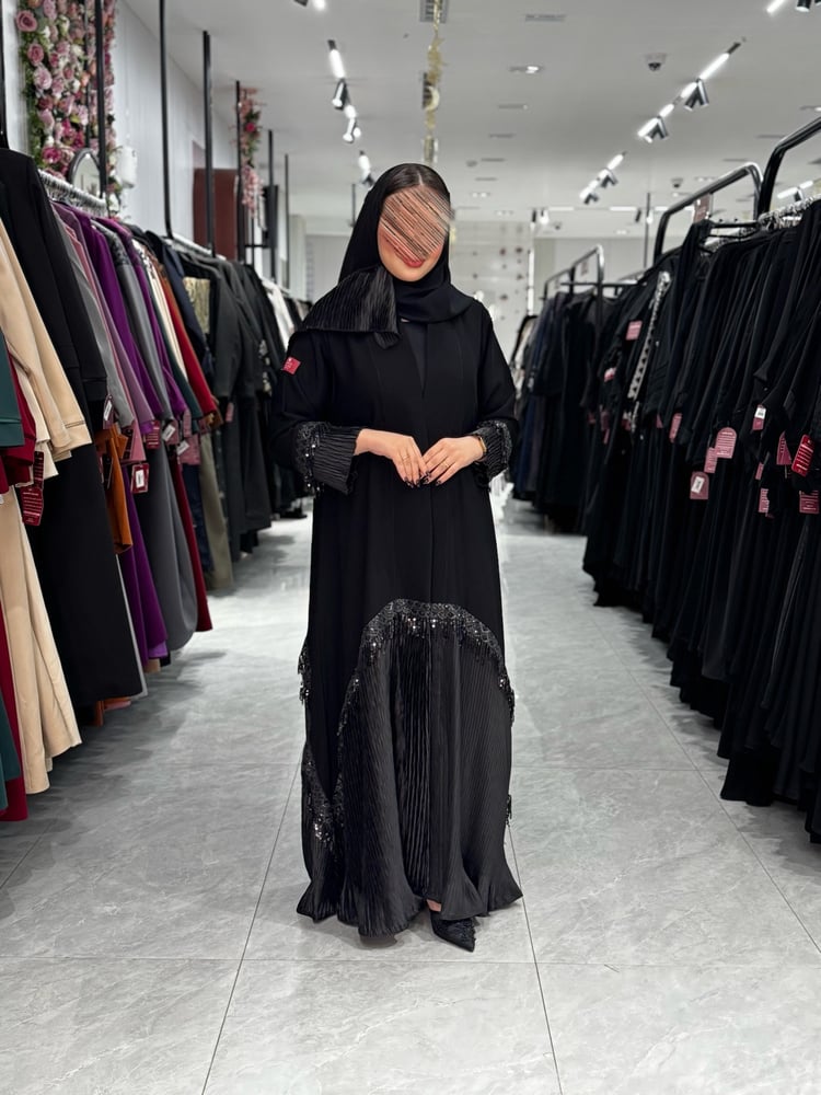 عباية D939 - بقماش كريب ملكي مع جاكار مكسر - اسود