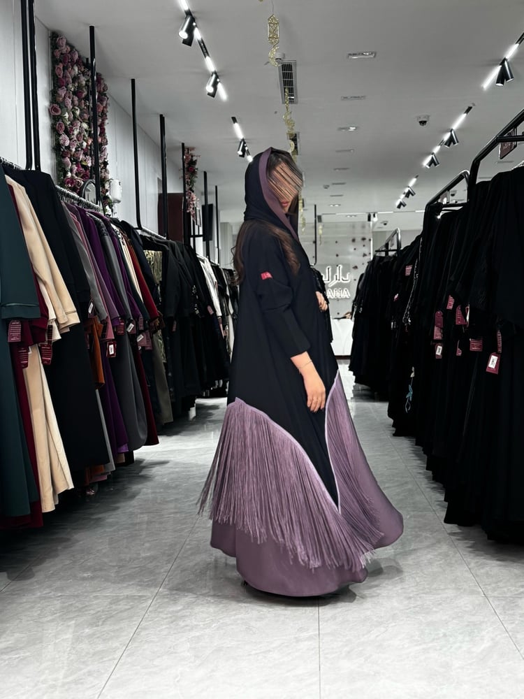 عباية D887 - بقماش ملكي مع رموش كوري بهدب نص كلوش - موف فاتح