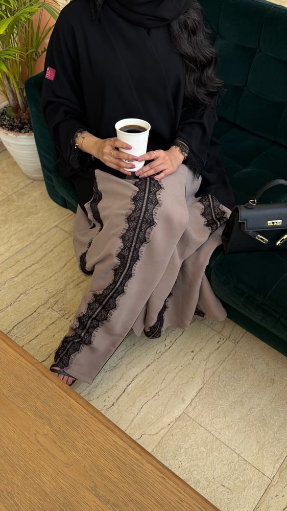عباية D5044 - بقماش كوبرا خفيف مع حرير مغسول نص بشت - اسود مع رمادي