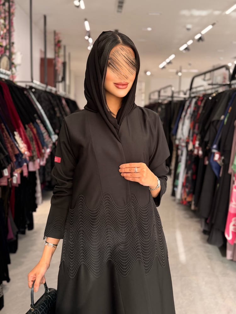 عباية D856 - بقماش بليزر مزينة بكلفة - اسود