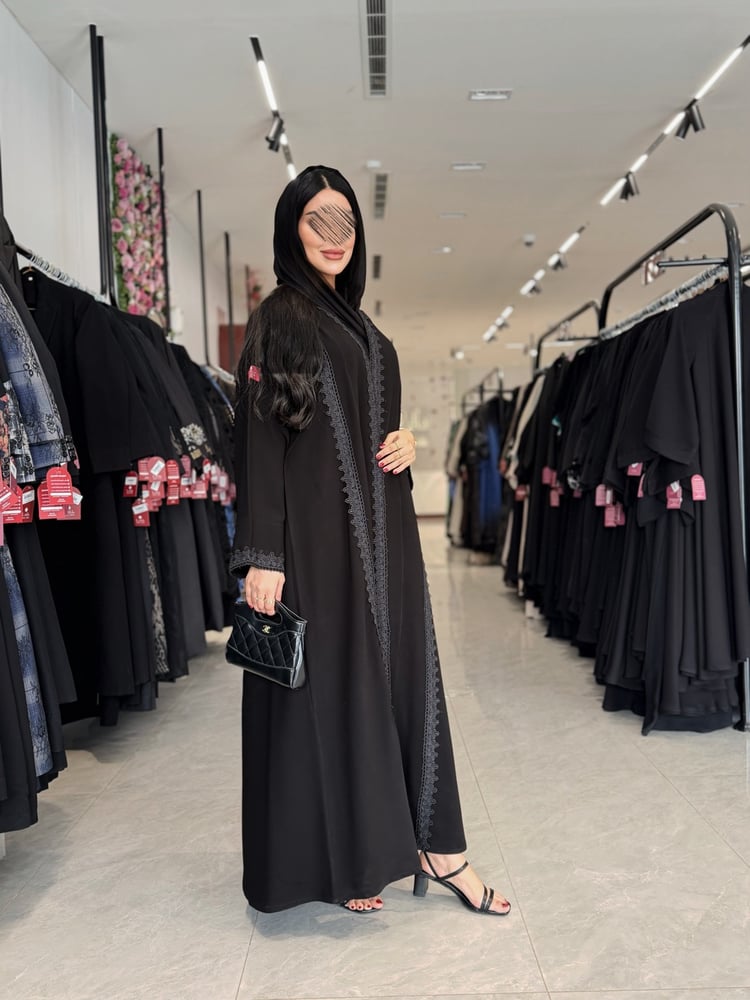 عباية D5017 - نص كلوش بقماش كريب ملكي بكلفة دانتل - اسود