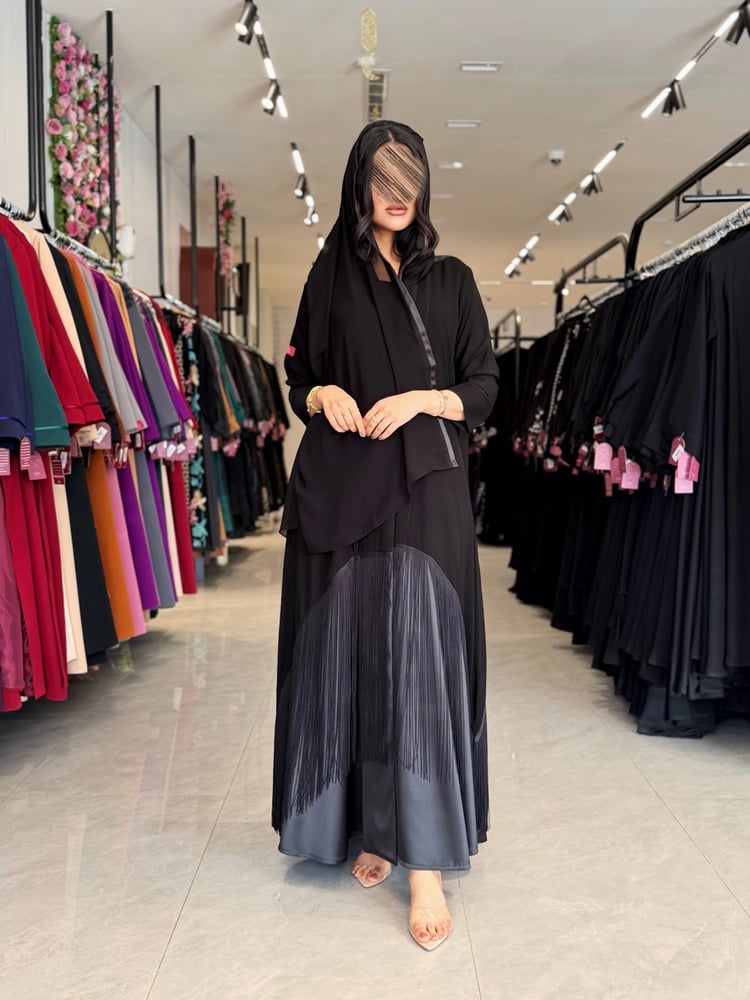 عباية D887 - بقماش ملكي مع تفتة بهدب نص كلوش ( الطرحة بطرف هدب ) - اسود