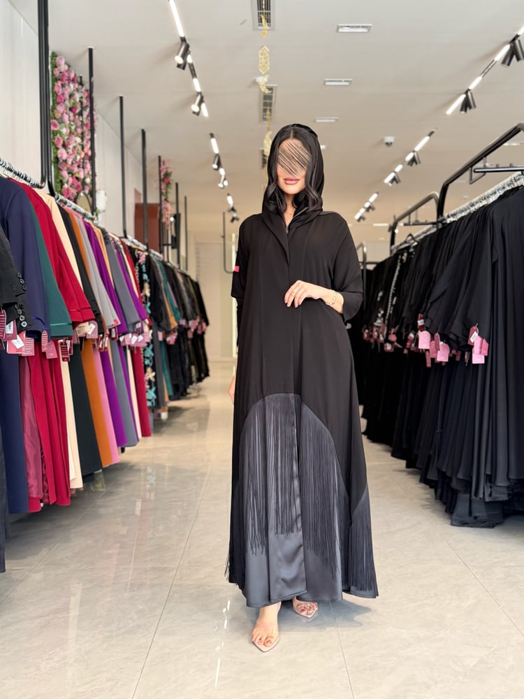 عباية D887 - بقماش ملكي مع تفتة بهدب نص كلوش ( الطرحة بطرف هدب ) - اسود