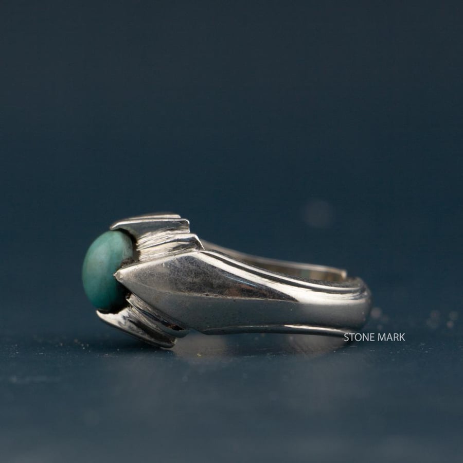 A Fayrouz ring with delicate craftsmanship