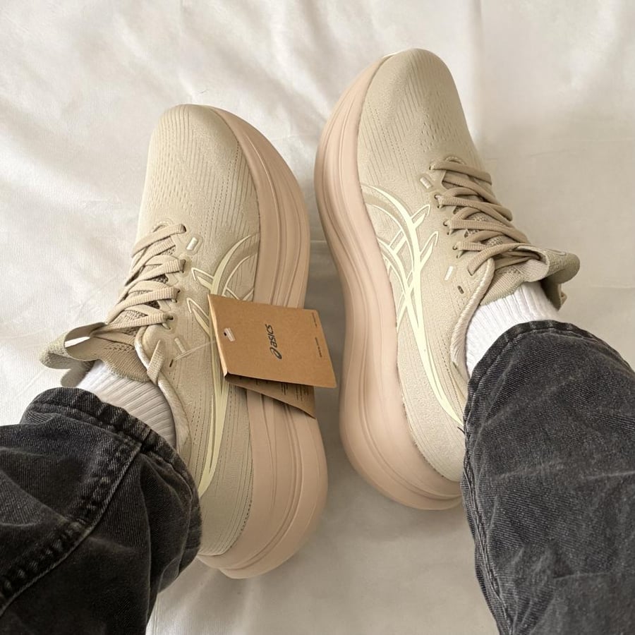 GEL-NIMBUS 28 ' FEATHER GREY/CREAM