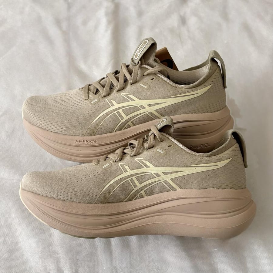 GEL-NIMBUS 28 ' FEATHER GREY/CREAM