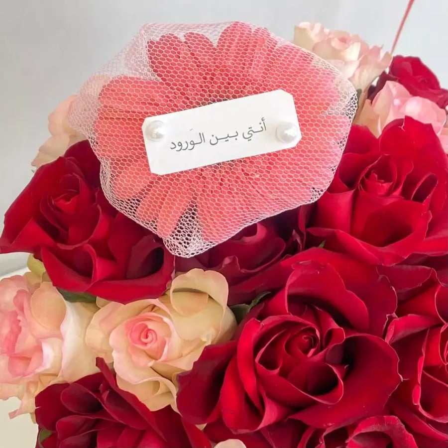 باقة ورد احمر فخم لجوري مع الجيربيرا