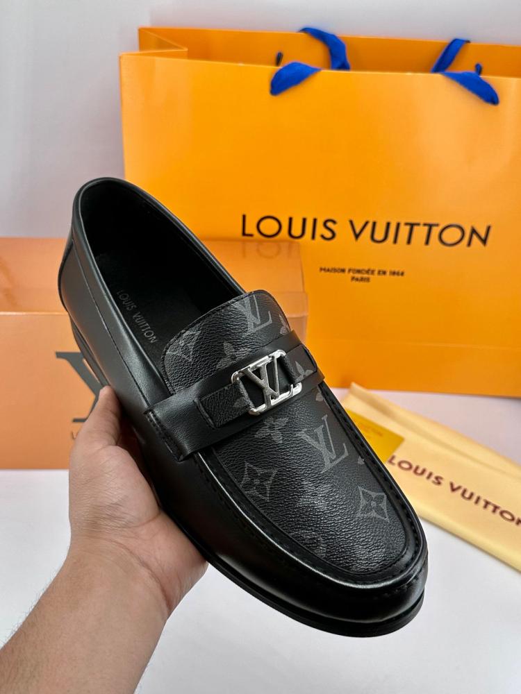 شوز LV