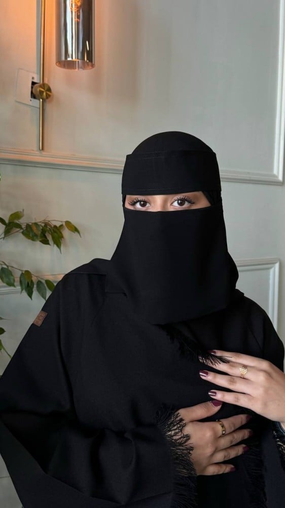 نقاب قصير جدا مقوى مطاط مائل