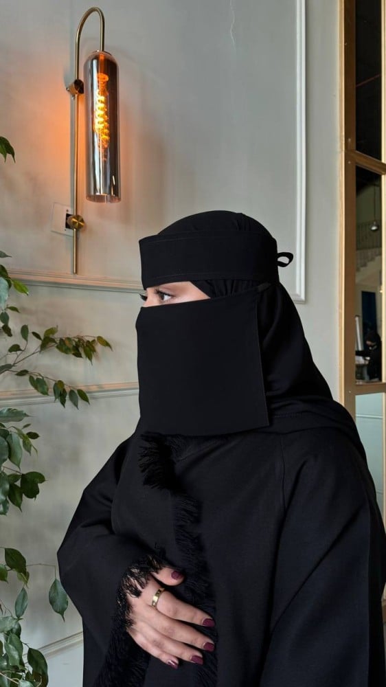 نقاب قصير جدا مقوى مطاط مائل