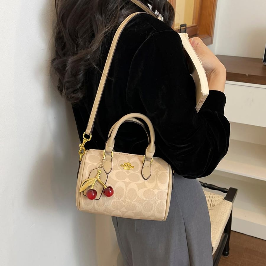 شنطة كوتش متوفره بعدة اللوان