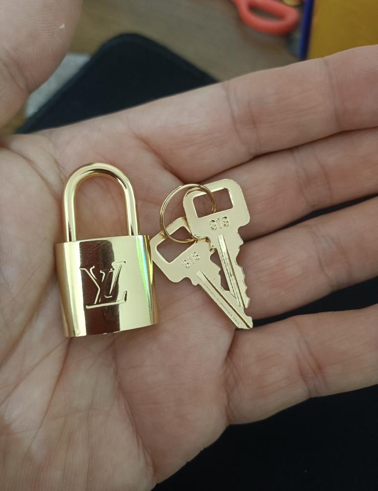 شنطة lv متوفره بعدة اللوان (مدة تنفيذ الطلب من 20 - 30 يوم )