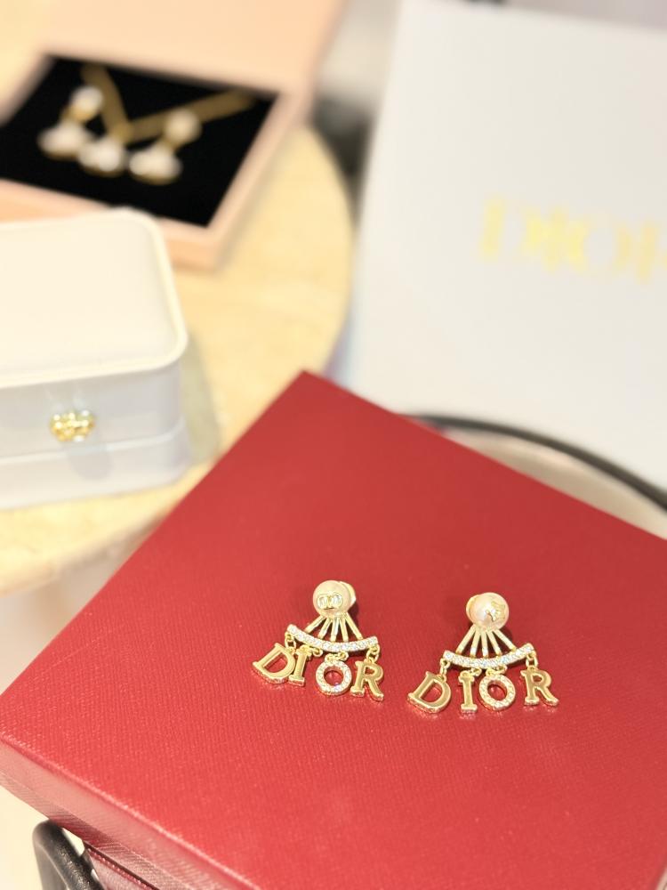 حلق ديور Dior