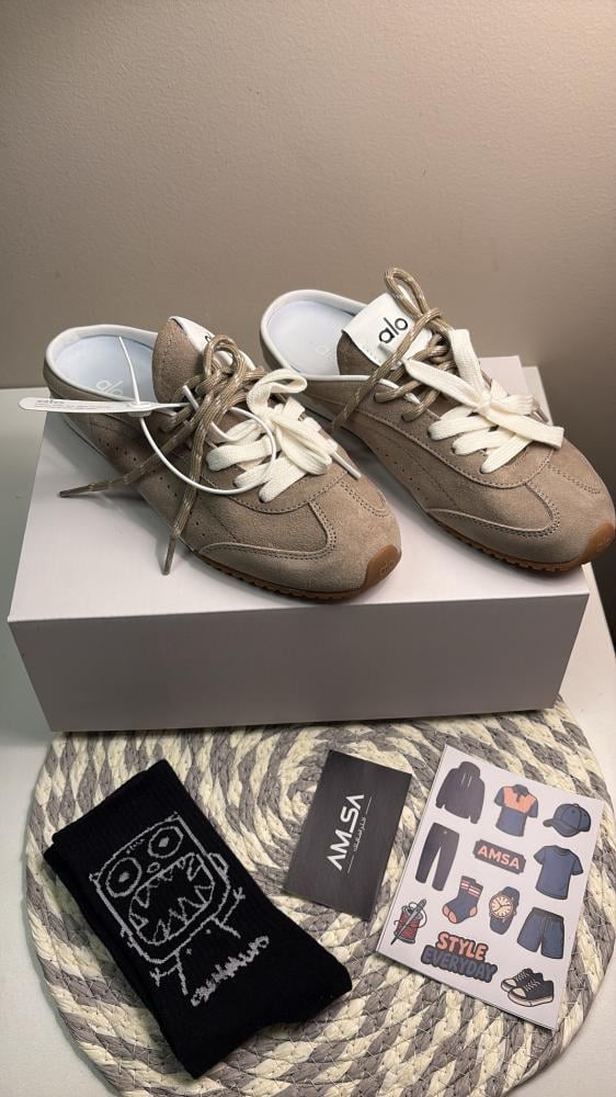 شوز  Alo Sneaker Mule اللون بيج (بني فاتح / رملي) بخامة من الشامواه