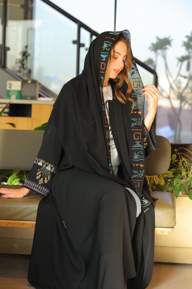 عبايه سوداء مزخرفه