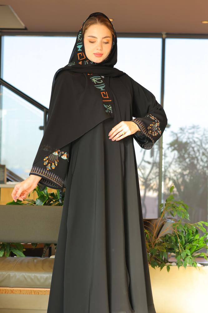 عبايه سوداء مزخرفه