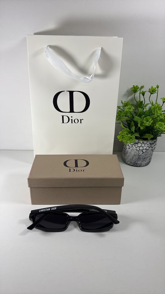 CHRSTIAN DIOR BLACK