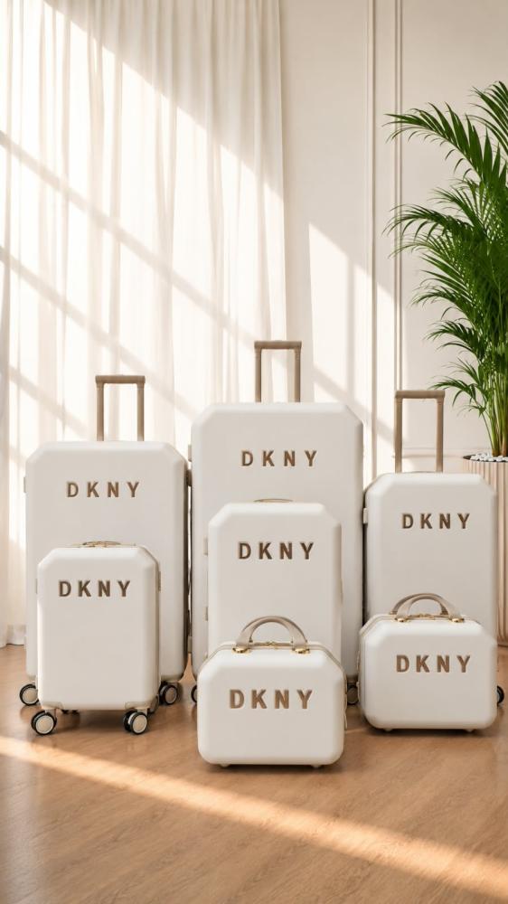 طقم DKNY مكون من 7 قطع
