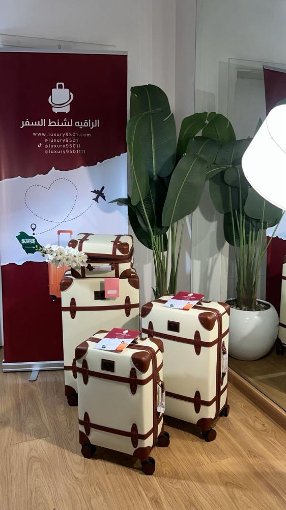 طقم كلاسيك جلد مكون من 4 قطع