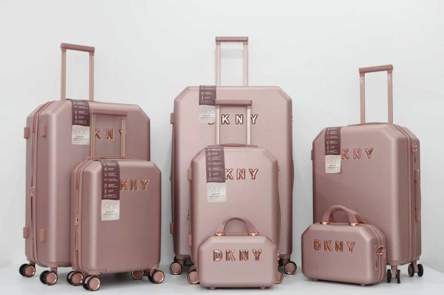طقم DKNY مكون من 7 قطع