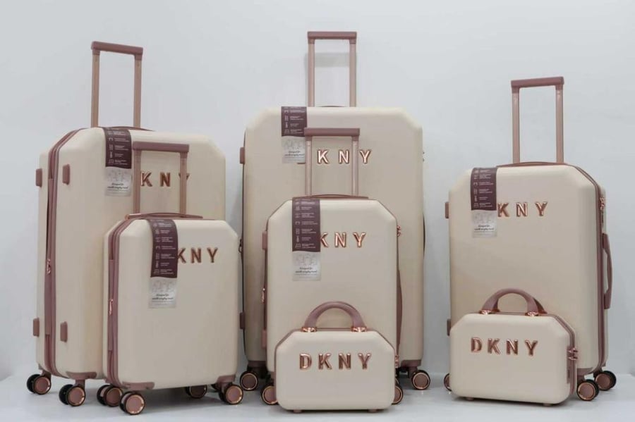 طقم DKNY مكون من 7 قطع