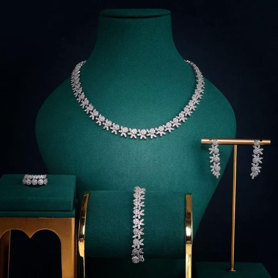 طقم زركون كلاسيكي ناعم بتصميم زهور الماركيز بدقة الألماس