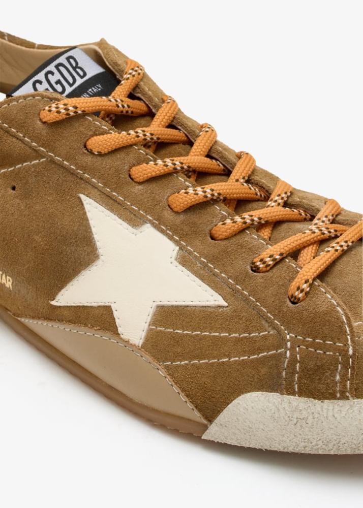 حذاء جولدن جوس الرياضي – Golden Goose Running Shoes باللون البني الجملي