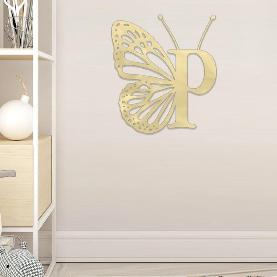 Acrylic sculpture with the design of the letter "P"