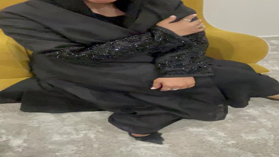 عبايه قماش لنن كسره من الكتف ومزين بالشك والكرستالات