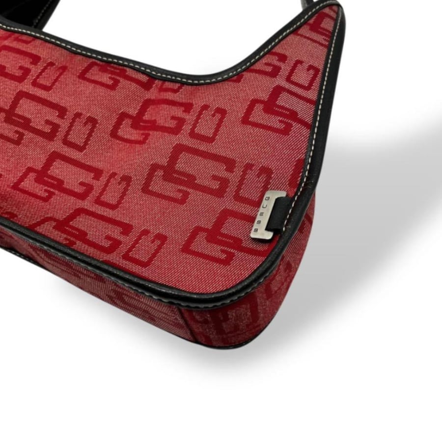 (نادره توفر في متجرنا  GUESS Y2KO Shoulder Bag Red Monogram4