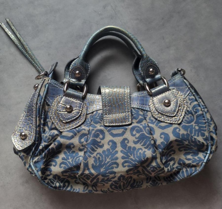 00s vintage GUESS hand bag
