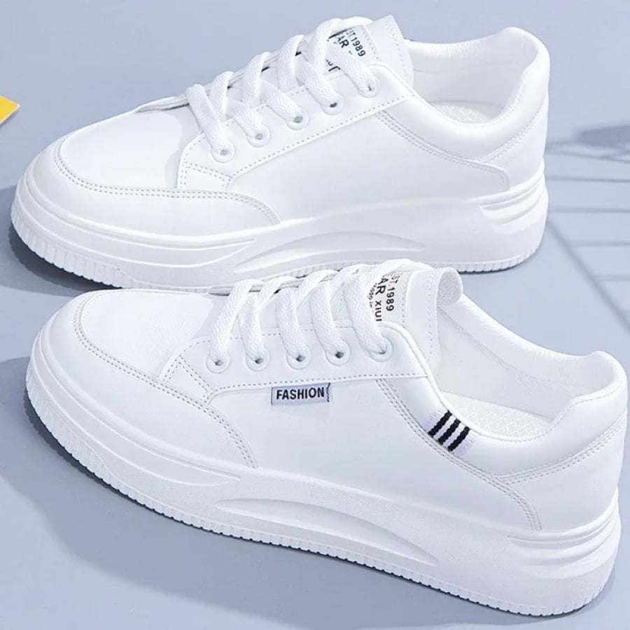 Women's athletic shoe