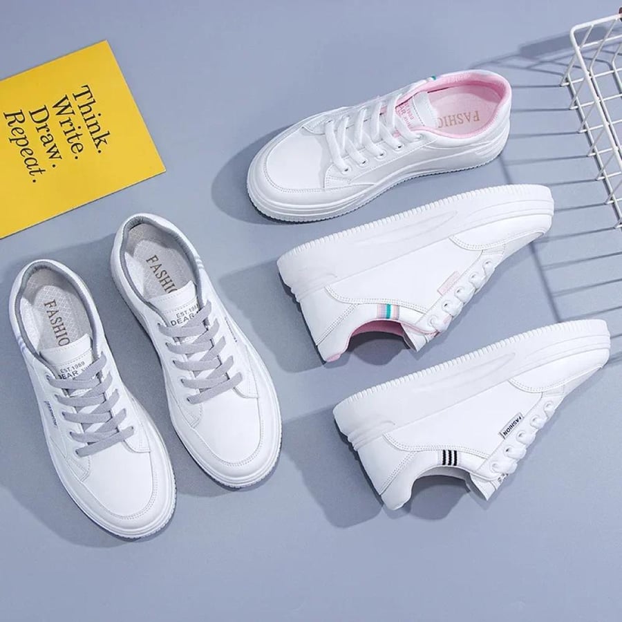 Women's athletic shoe