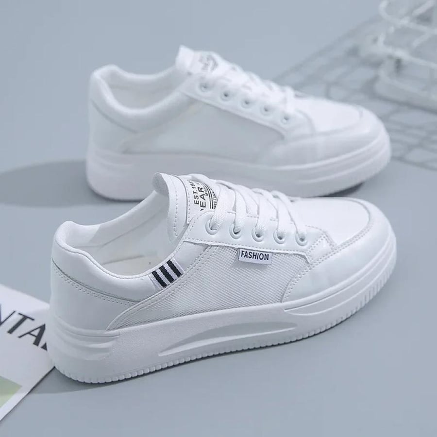 Women's athletic shoe