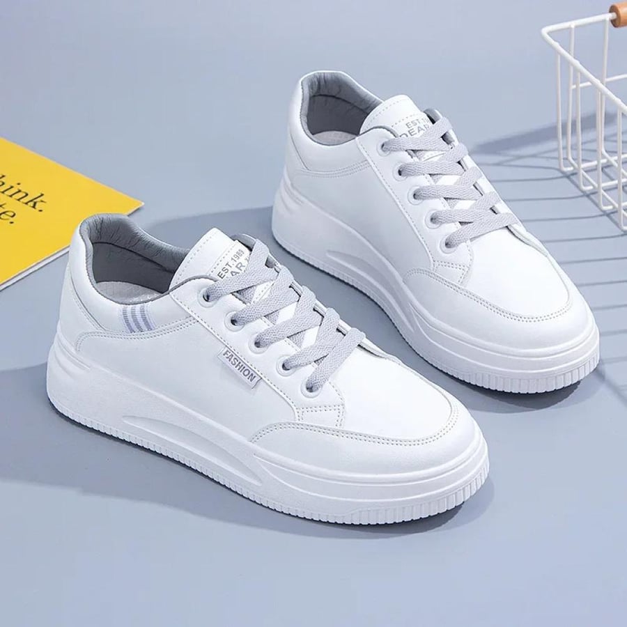 Women's athletic shoe