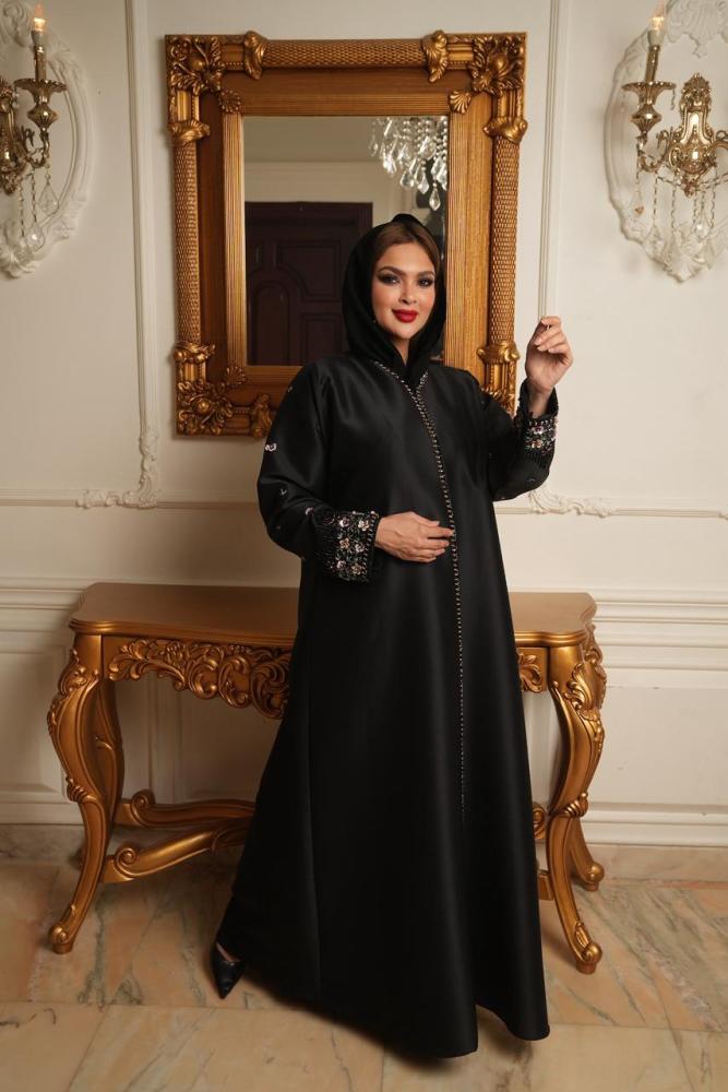 عباية اسود  تفتك فرنسي راقي مع تطريز يدوي باللون الوردي والعسلي والخرز الأسود والأحجار الكريمه على كامل العباية والاكمام