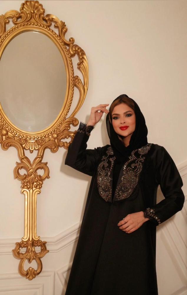 عبايه كريب فرنسي بموديل وياقة فرنسي مع أكمام بحليا الدنتيل والخرز والفصوص الملونه صدر وأطراف العباية بموديل مميز