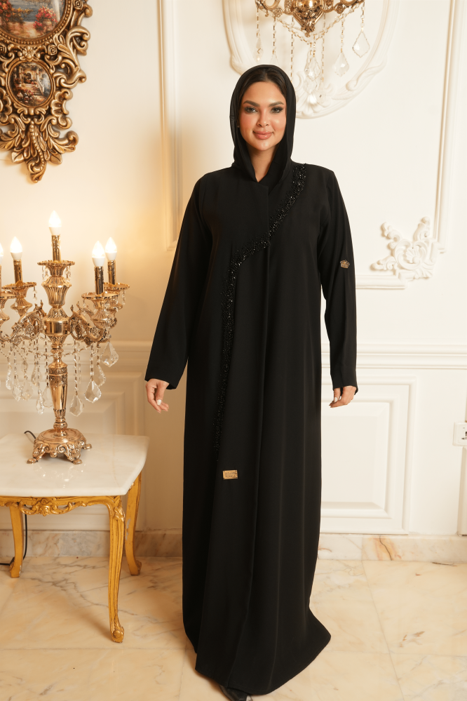 عباية كريب حرير بتطريز جميل بالخرز الأسود على واجهة العباية كامل