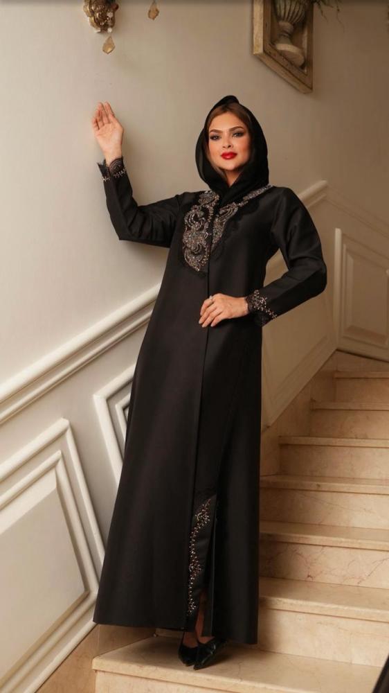 عبايه كريب فرنسي بموديل وياقة فرنسي مع أكمام بحليا الدنتيل والخرز والفصوص الملونه صدر وأطراف العباية بموديل مميز