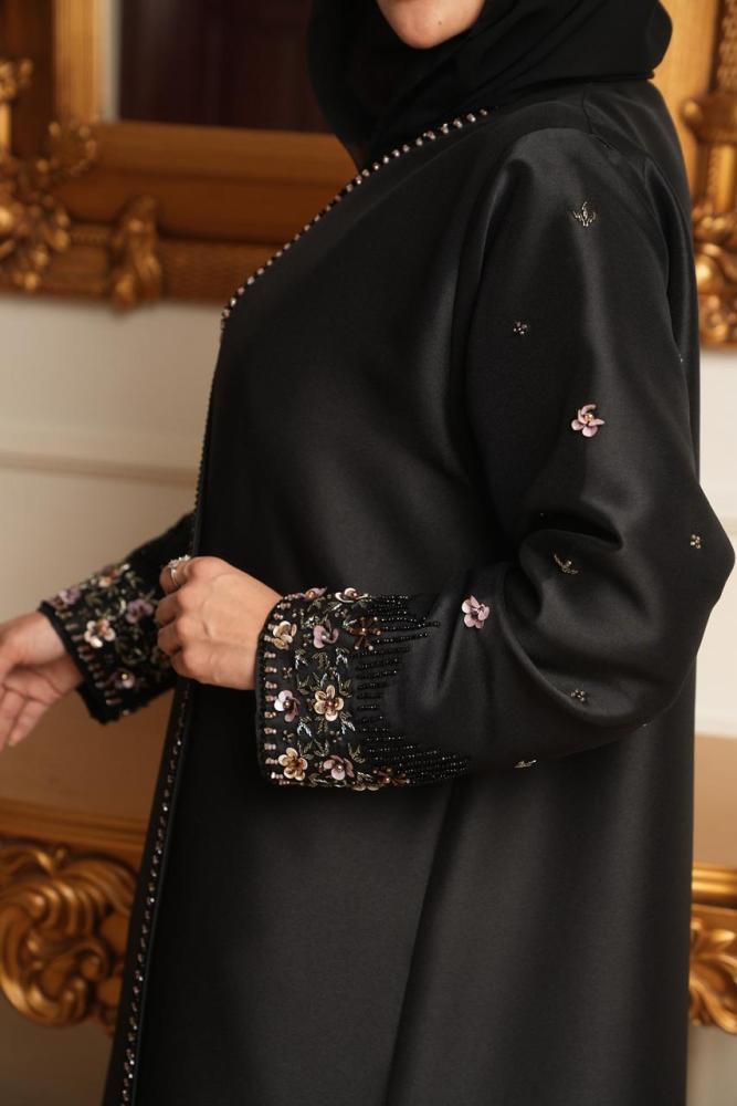 عباية اسود  تفتك فرنسي راقي مع تطريز يدوي باللون الوردي والعسلي والخرز الأسود والأحجار الكريمه على كامل العباية والاكمام