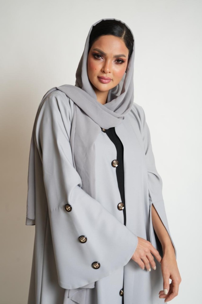 عباية كريب صالونه بقصة مميزة وأزرار عسلي