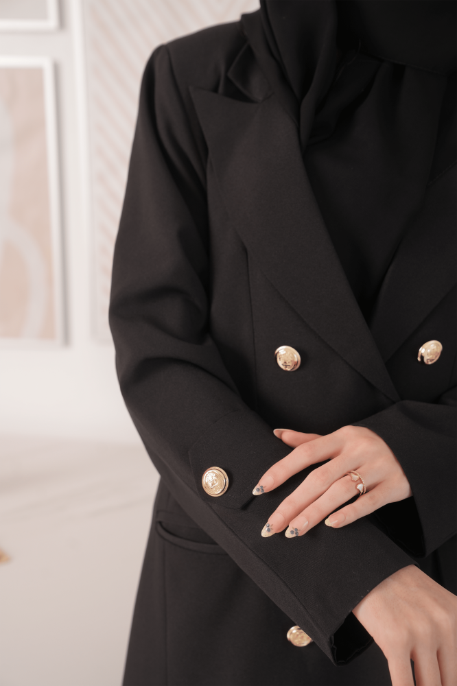 عباية بليزر أسود فاخر بحليا من الازارير الذهبية