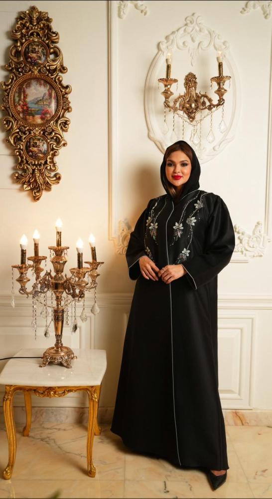 عباية اسود تفته فرنسي  تطريز يدوي بالاورقنزا السماوي وفصوص سوارفسكي والخرز الازرق